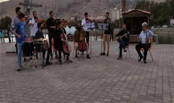 اجرای فلش ماب در فضای باز توسط ارکستر مجلسی لرستان