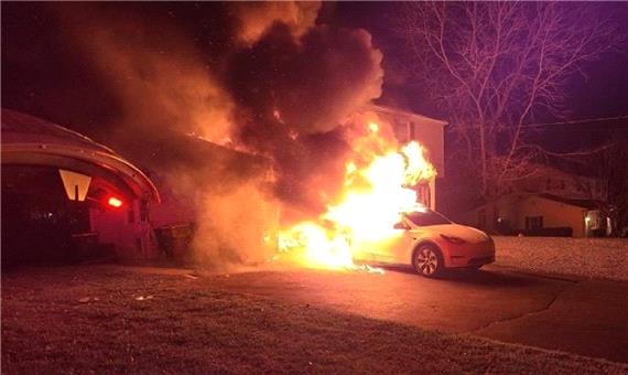 آتش گرفتن خودروی تسلا در مقابل یک خانه مسکونی