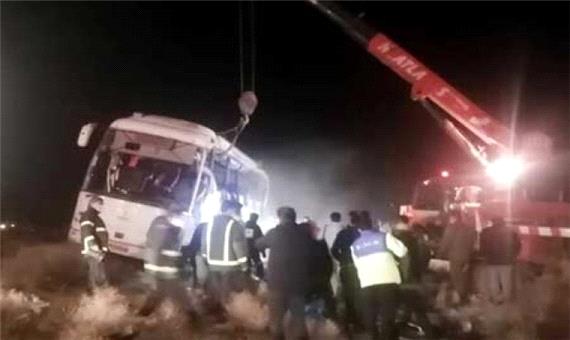1 کشته و 17 مصدوم بر اثر واژگونی اتوبوس اصفهان - بندر عباس
