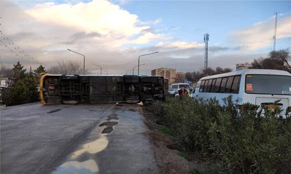 مصدومیت 18 نفر در واژگونی اتوبوس در اصفهان