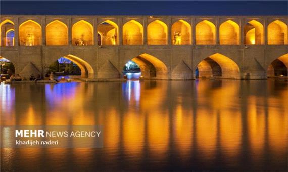 تاریخ اصفهان می‌تواند مانند رودخانه خود زاینده باشد