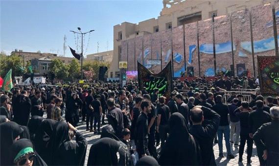 اجتماع عزاداران حسینی در میدان امام حسین اصفهان +فیلم