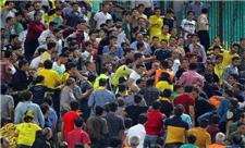 هجوم هوادارانِ بدون بلیط به ورزشگاه فولادشهر +فیلم