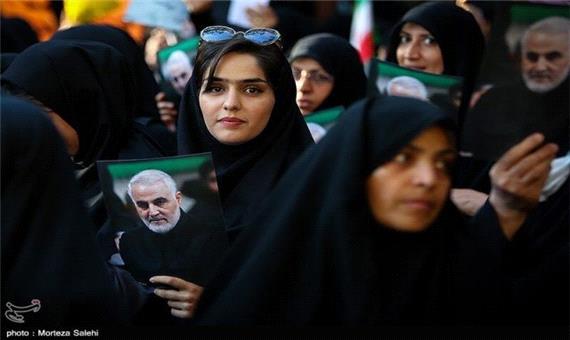 تصویر یک دختر با حجاب متفاوت در اجتماع بانوان مهدوی اصفهان