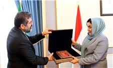 اهدای دیوان اشعار رودکی به وزیر فرهنگ تاجیکستان