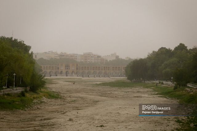 اصفهان در غبار