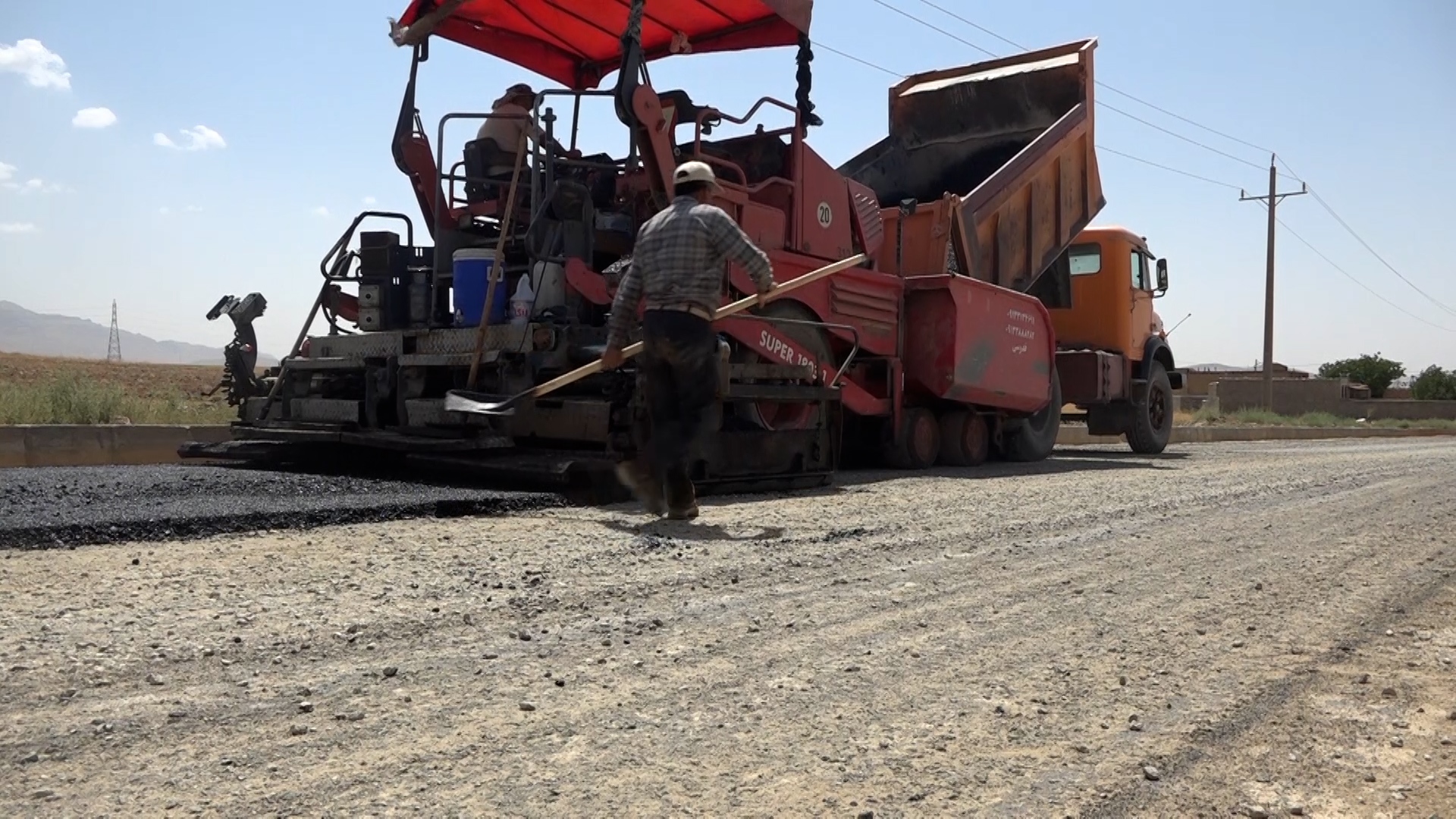 آغاز آسفالت ریزی بلوار اصلی روستای قره بلطاق