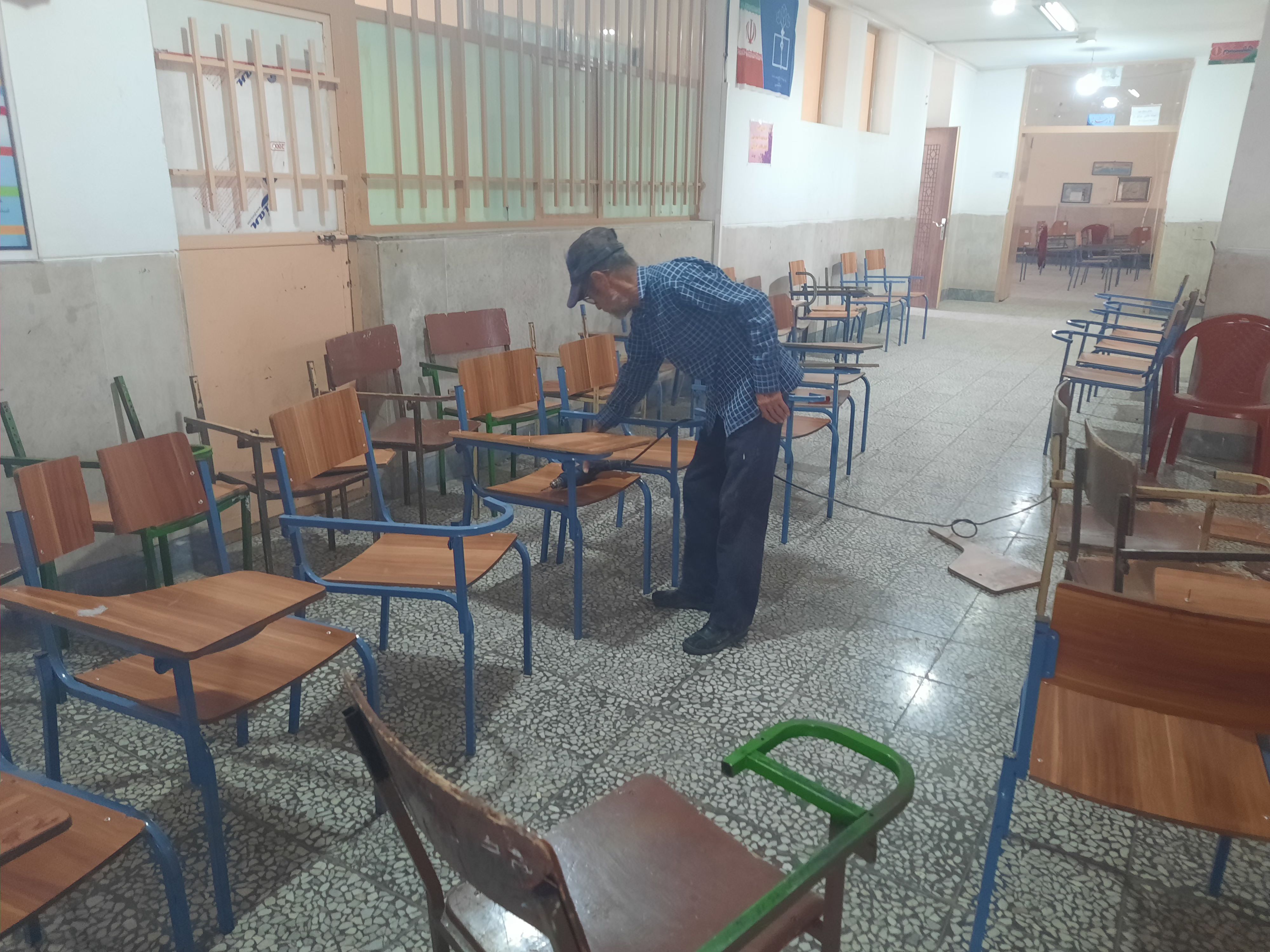بابای مدرسه‌ای که همدلی را با تعمیر صندلی‌های کلاس به نمایش گذاشت