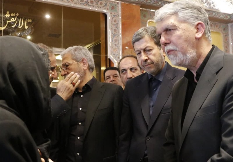 دیدار وزیر فرهنگ با خانواده استاد فرشچیان در اصفهان