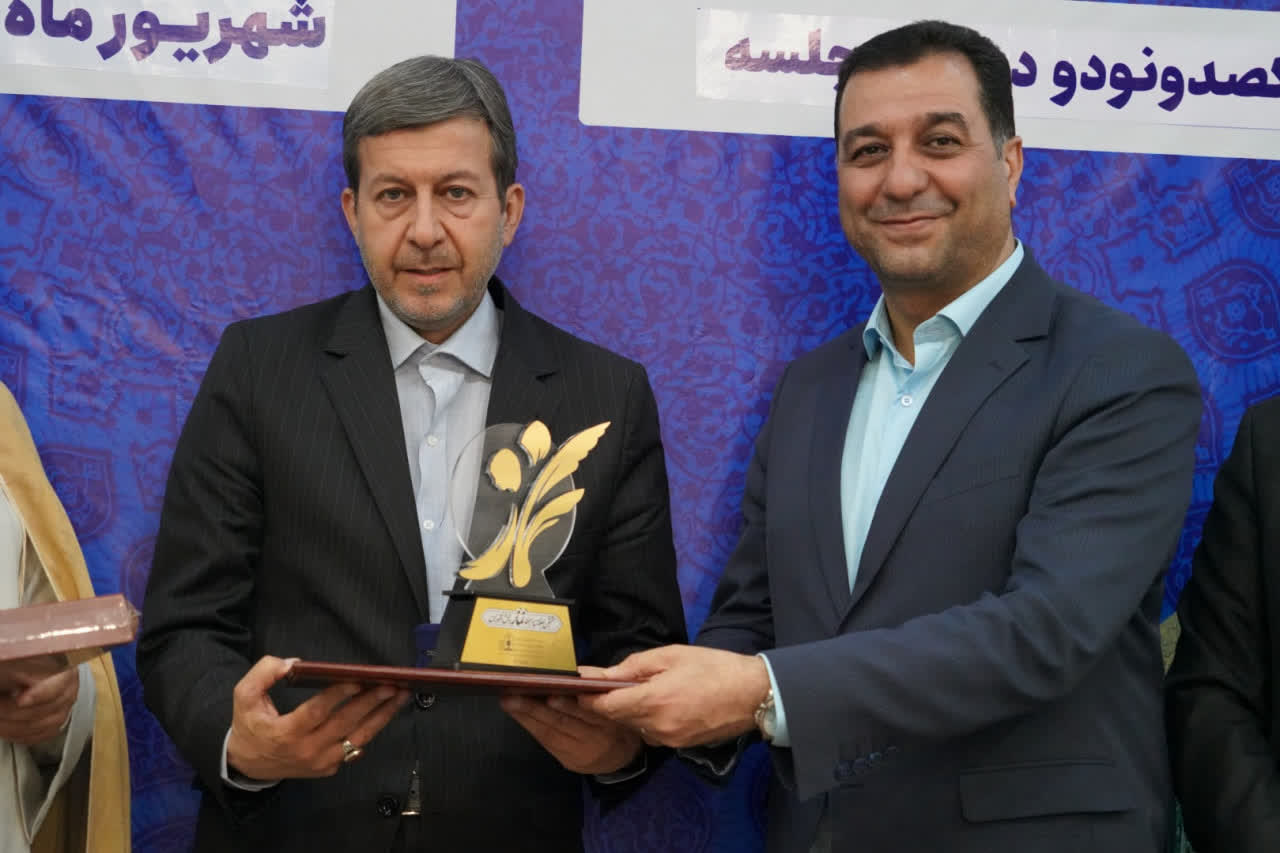 تجلیل از مدیرکل آموزش‌وپرورش استان اصفهان به عنوان خادم نماز برتر کشور