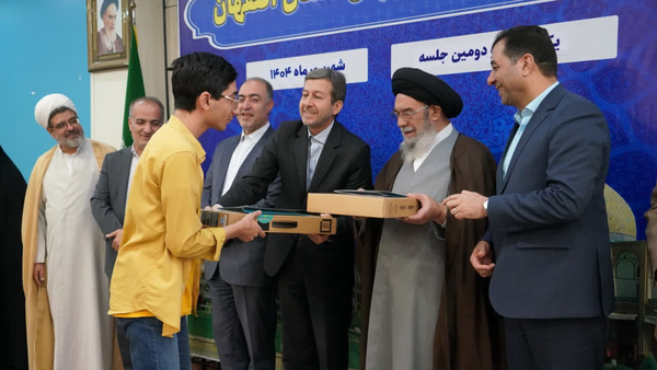 هدیه عمره مفرده به دانش‌آموزان تک‌رقمی کنکور در اصفهان