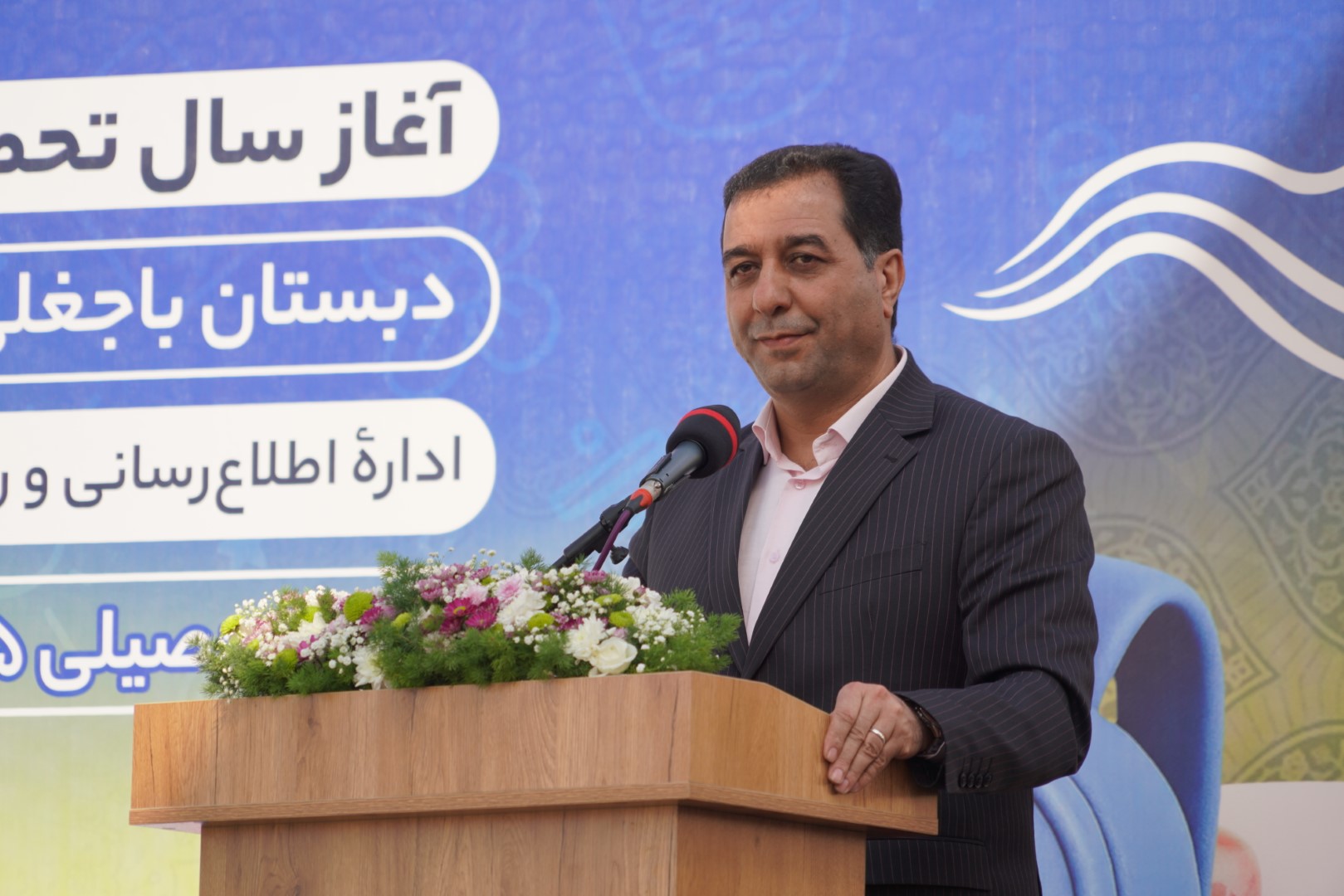 دانش آموز باید در محیط مدرسه کودکی کند