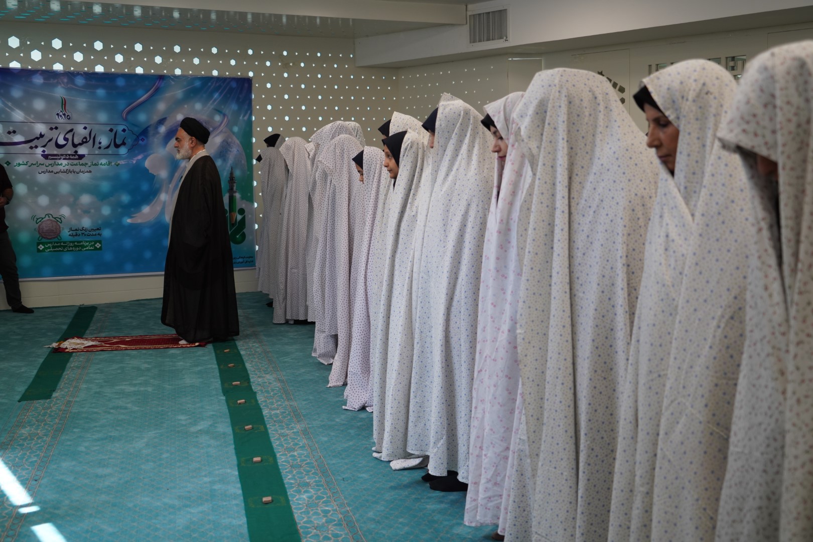 زنگ نماز در مدارس استان اصفهان نواخته شد