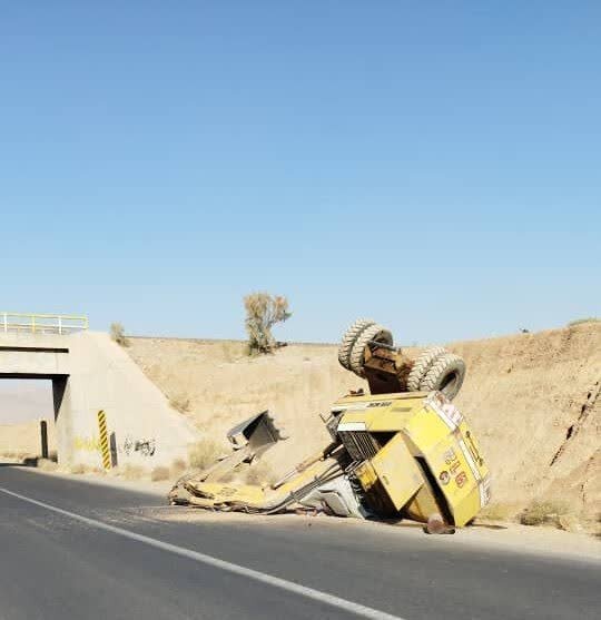 سقوط بیل مکانیکی از پل راه‌آهن در جاده اردستان به اصفهان حادثه‌ساز شد