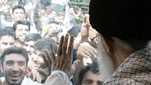 وقتی رهبر انقلاب اصفهان را در آغوش گرفت