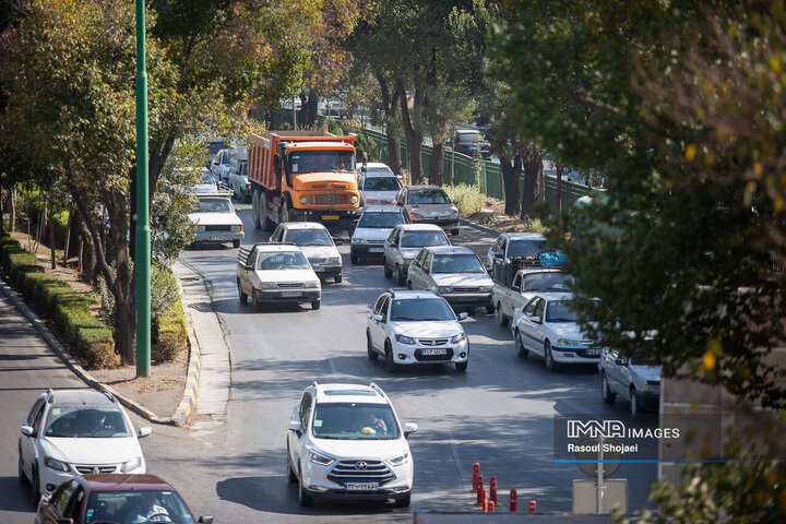 نصب حفاظ کناری بزرگراه شهید چمران اصفهان تا پایان سال
