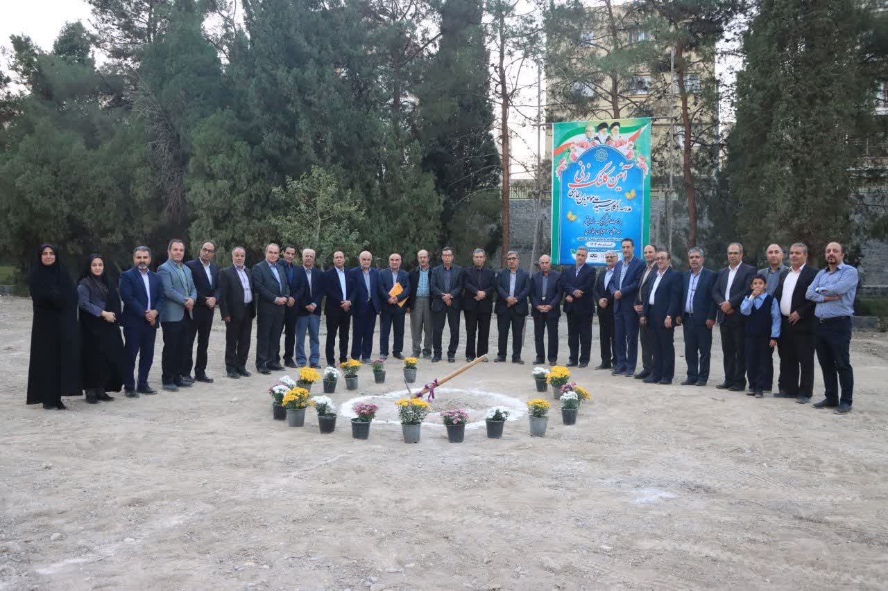 کلنگ‌ مدرسه ۹ کلاسه خیرساز «سید علی موسویان حجازی» ناحیه ۲ اصفهان زده شد