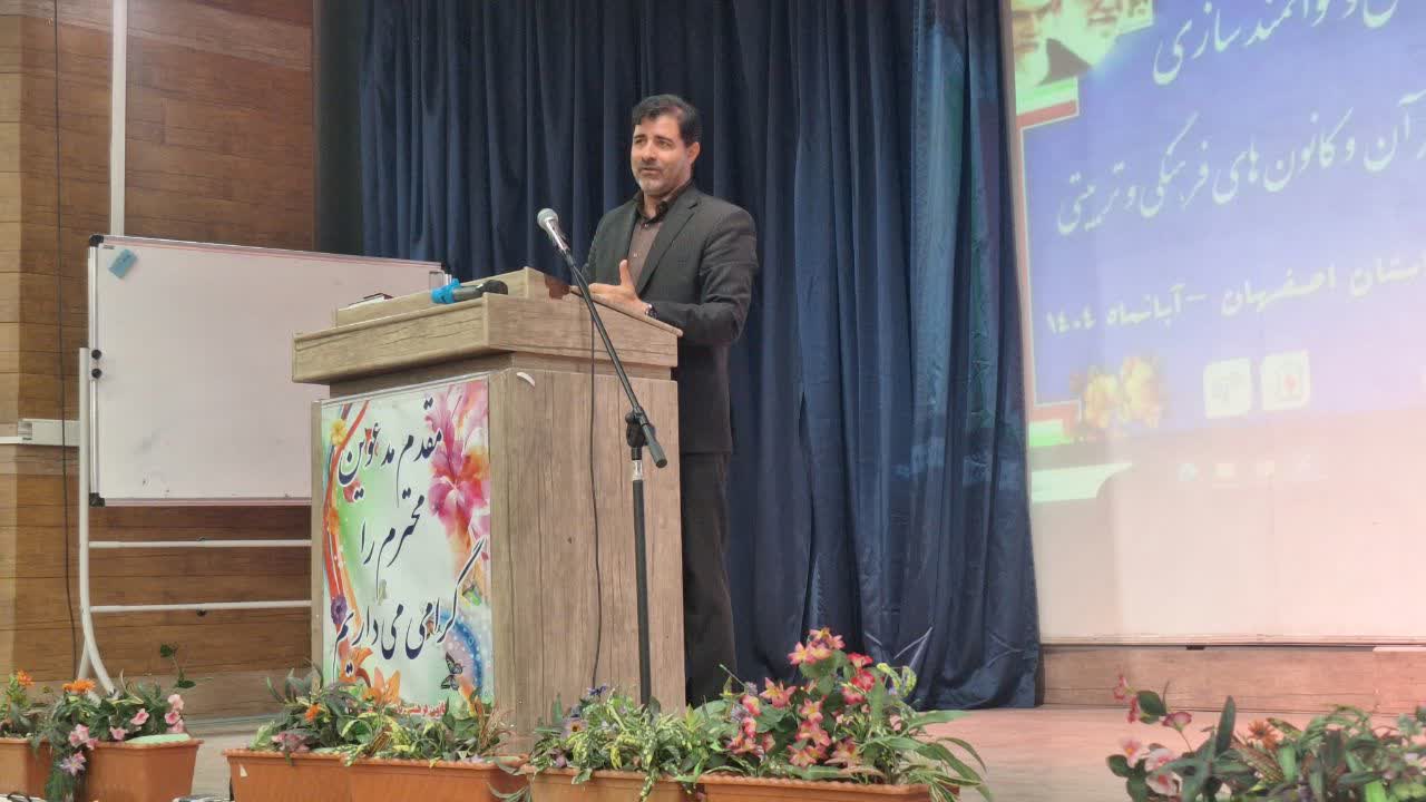 لزوم بهره‌گیری از فناوری‌های نو و طرح‌های خلاقانه برای تربیت نسل جدید