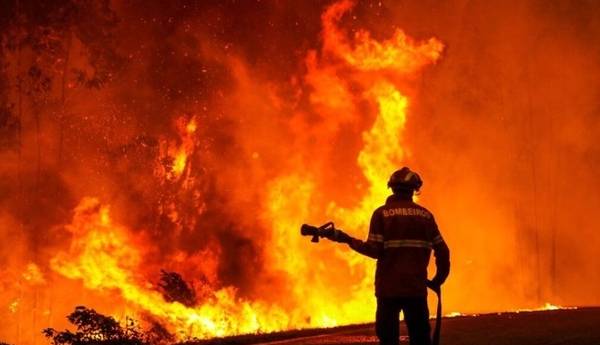 مجتمع ۱۰ واحدی در خیابان آل محمد دچار آتش‌سوزی شد