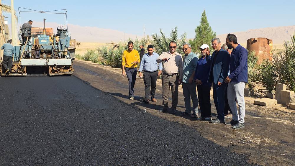 اجرای آسفالت معابر روستای چاه‌ملک خور و بیابانک