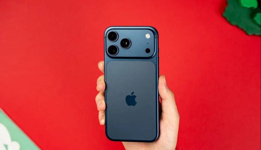 طراحی دو رنگ آیفون ۱۷ پرو سال آینده منسوخ می‌شود؛ بازگشت به ظاهر یکپارچه