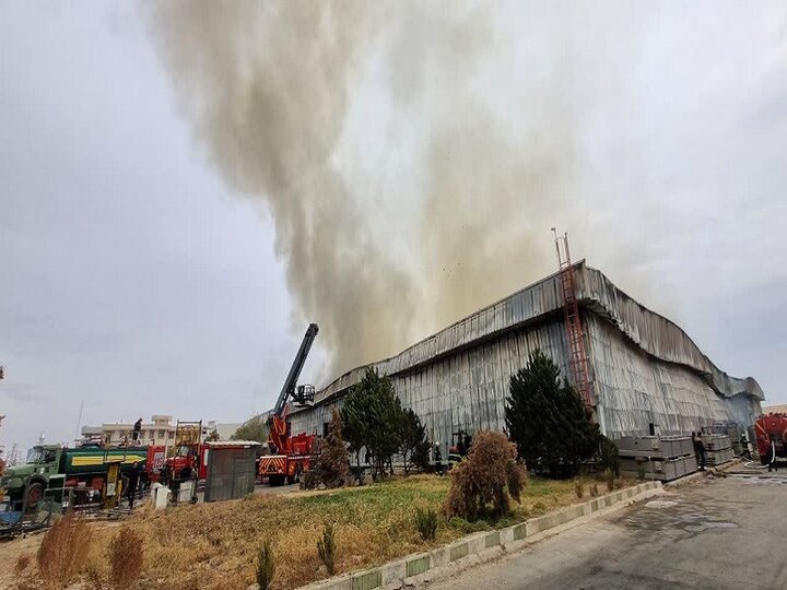 کارخانه مقواسازی شهرک صنعتی مورچه‌خورت اصفهان آتش گرفت