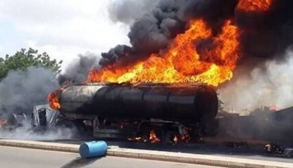 برخورد ۲ تانکر سوخت در گردنه لاشتر یک مصدوم داشت