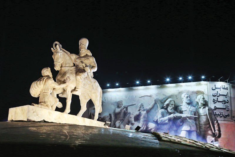 سرمقاله وطن امروز/ رونمایی مجسمه‌ای که نقاب غرب‌زدگی را کنار زد