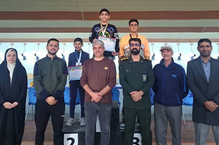 قهرمانی ورزشکار نجف آبادی در رقابت‌های تیراندازی استان