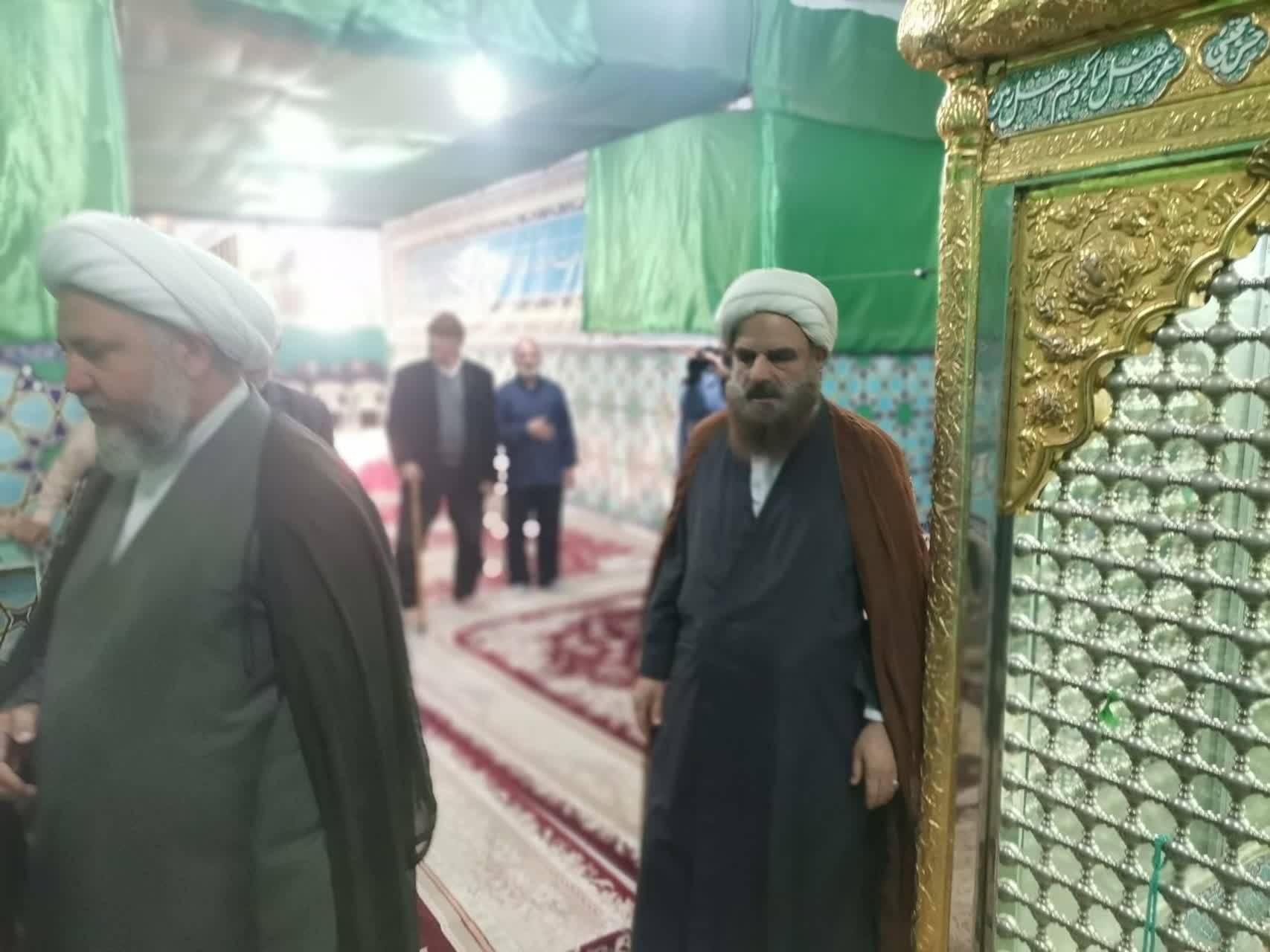 غبارروبی و عطر افشانی ضریح مطهر امام زاده قاسم بن علی النقی (ع)