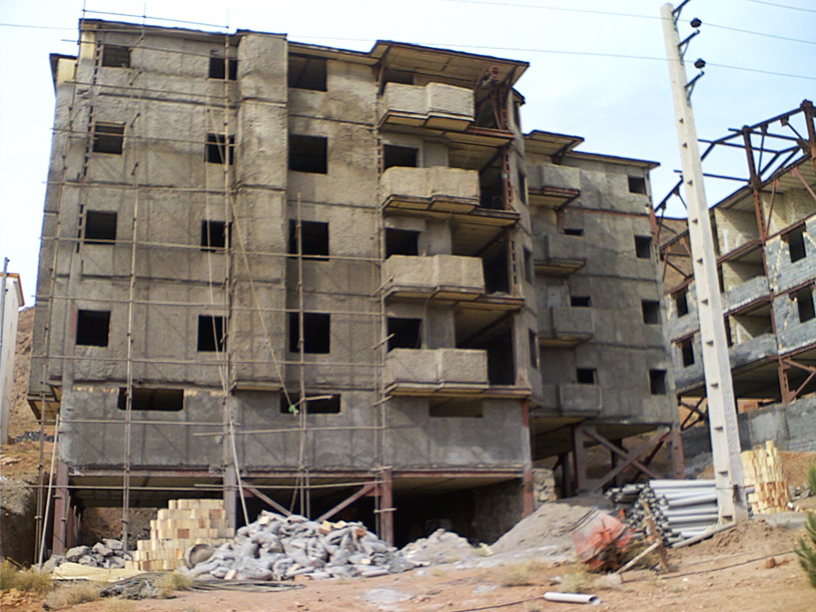 دستگیری باند سارقان ساختمان‌های نیمه ساز در مبارکه