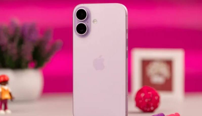 آیفون ۱۷ به‌عنوان گوشی سال MKBHD انتخاب شد