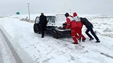 امدادرسانی هلال احمر به ۲۱۹ حادثه دیده در جاده‌ها