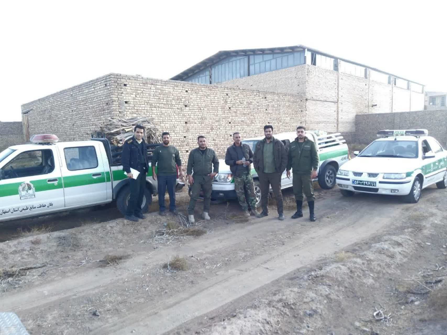 کشف ۷۰۰ کیلوگرم چوب تاغ قاچاق در آران و بیدگل