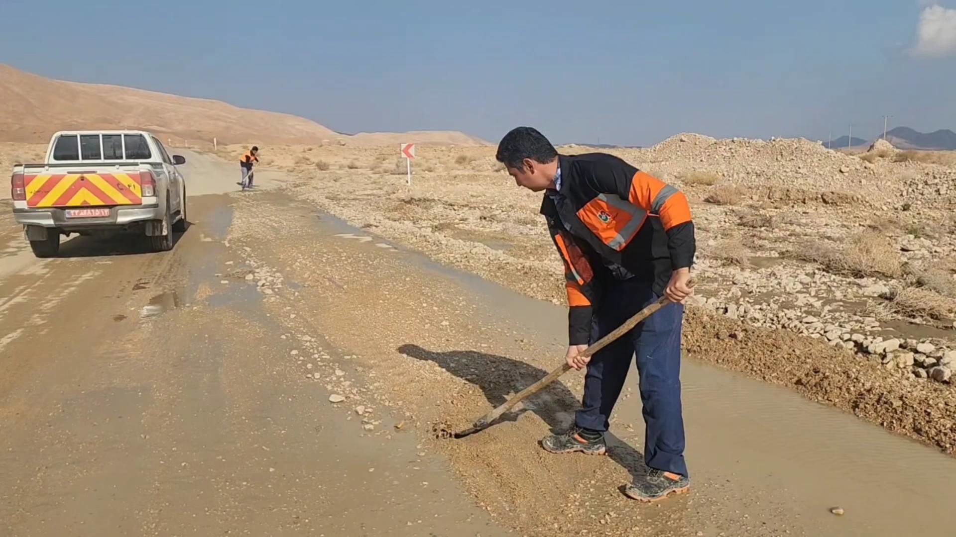 پاکسازی راه‌ها در جنوب شهرستان خور و بیابانک