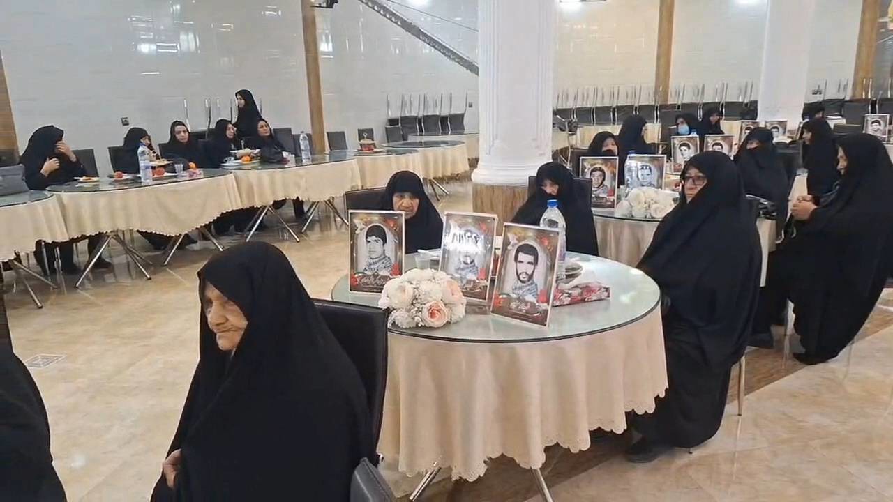 تکریم مادران و همسران شهدا در شهر هرند