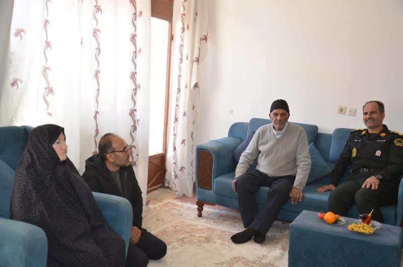 دیدار فرمانده انتظامی شهرستان خمینی‌شهر با مادر شهیدان حفیظی