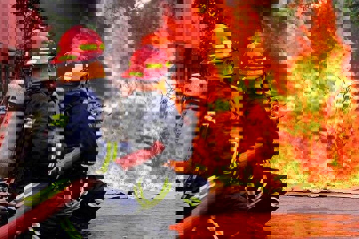 آتش‌سوزی یک واحد صنعتی در دولت‌آباد؛ ۹ نفر از کارگران جان باختند