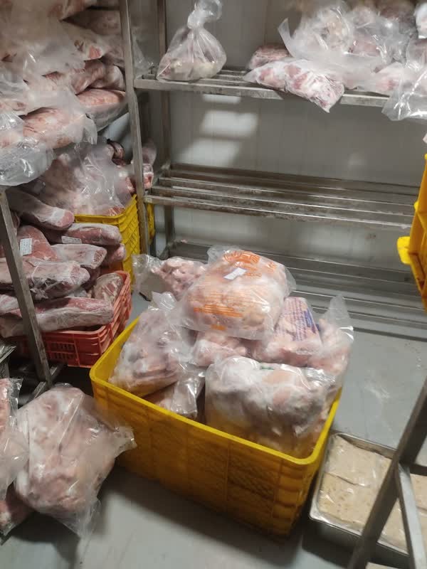 جمع آوری ۲۴۰ کیلوگرم اقلام پروتئینی فاسد و تاریخ گذشته