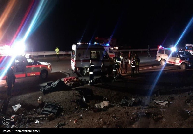 تصاویر حادثه واژگونی اتوبوس در محور اصفهان-نطنز