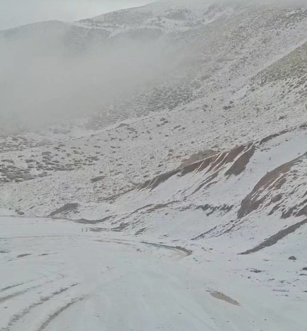 چادر سفید برف بر چهره فریدونشهر؛ کلوسه مسدود شد