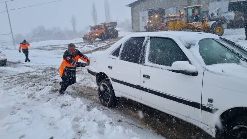 امداد رسانی به بیش از ۸۰ خودروی گرفتار برف در کاشان