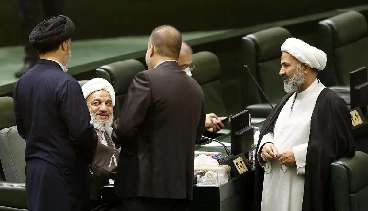 نماینده سابق: مردم خسته شده‌اند و حاکمیت باید تندروها را خنثی کند