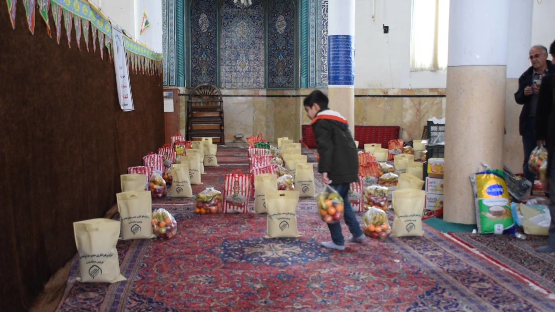 توزیع ۷۰۰ بسته یلدایی در شهرستان بویین میاندشت