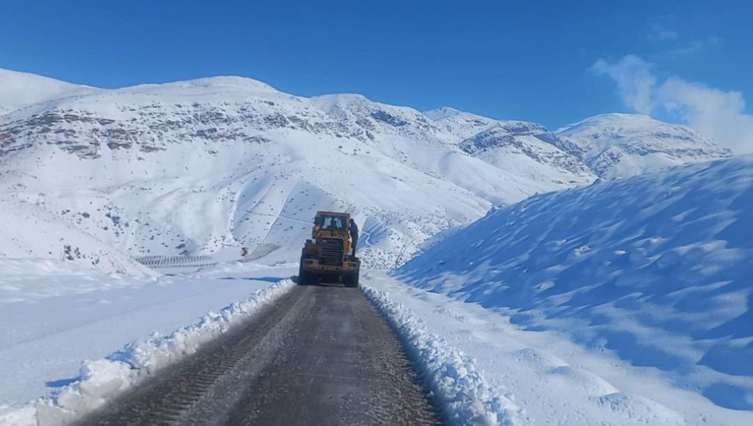 بازگشایی جاده روستاه‌های خفر و دیلی