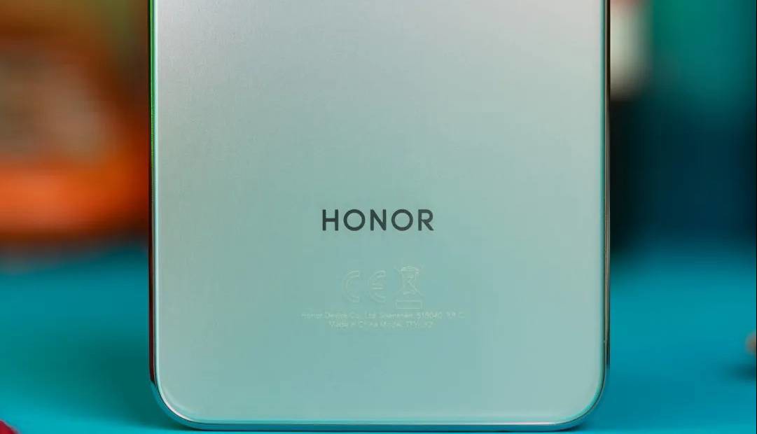 این گوشی چینی به‌طرز غیر قابل باوری شبیه آیفون ۱۷ پرو است