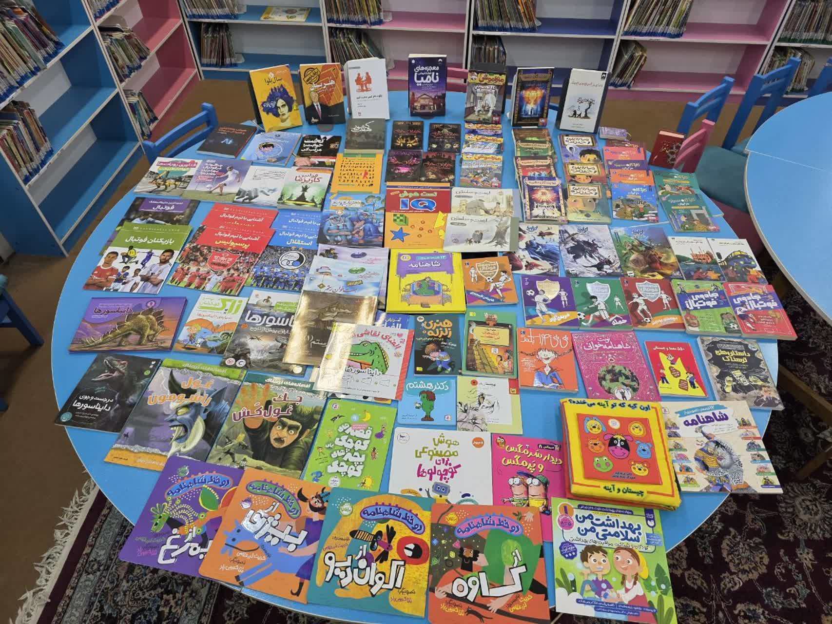 اهدای ۱۰۰ نسخه کتاب به کتابخانه استاد عباس موذن‌پور