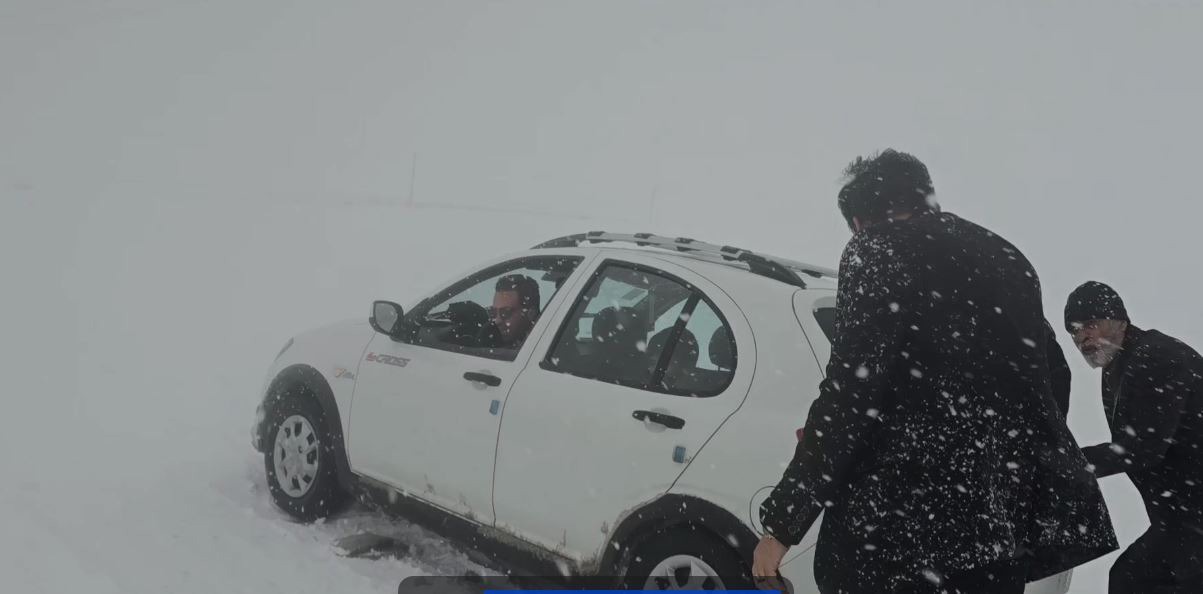 بارش برف ، تردد در برخی نقاط استان را سخت کرد