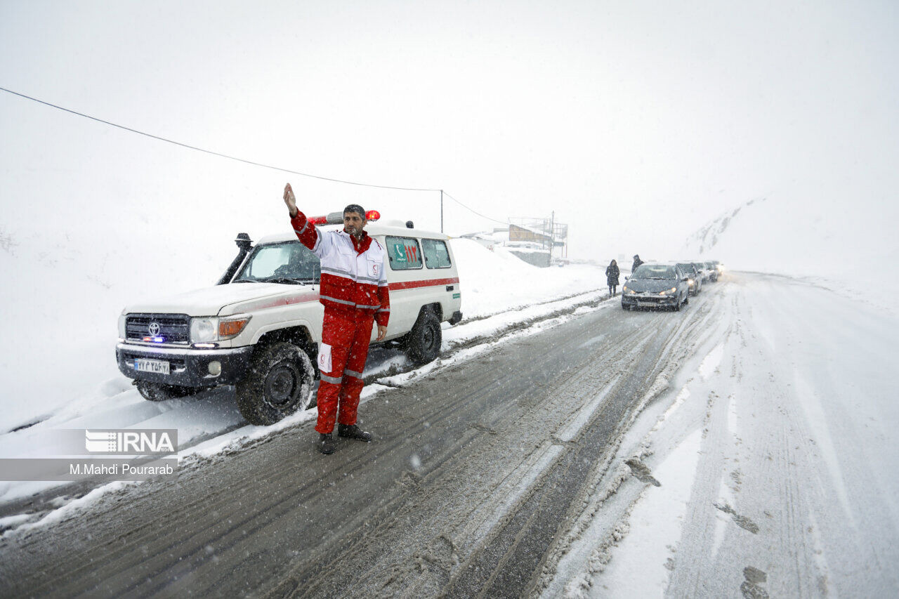 امدادرسانی هلال احمر اصفهان به ۱۳۱۹ خودروی گرفتار در برف و کولاک