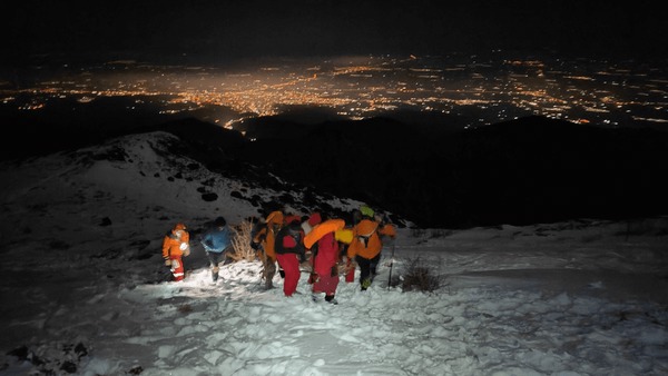 هشت ساعت تلاش برای نجات ۷ کوهنورد از یخبندان کوه صفه اصفهان